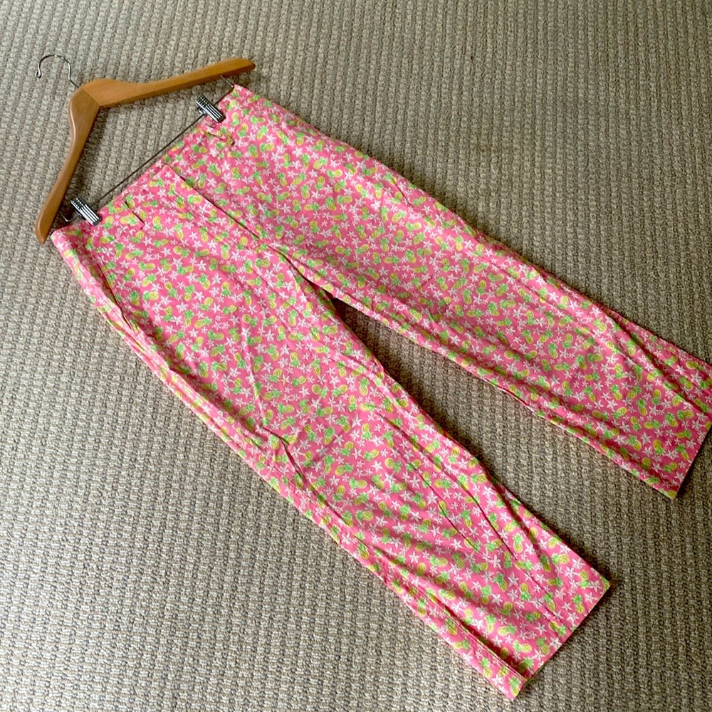 Lilly Pulitzer size 8 light weight ankle pants. Vintage print with pineapples